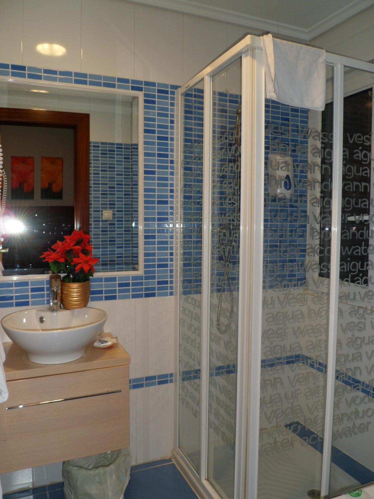 Auto Check In Hotel Las Nieves Jaca Exterior photo